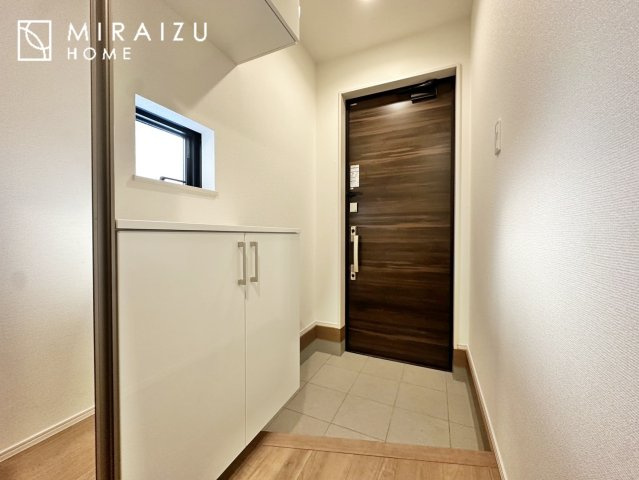 【玄関】 | 永く住むからこそシンプルで飽きのこないデザインに。ただいま、おかえりの温かな声が聞こえる玄関。