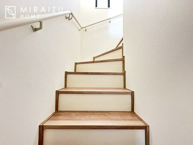 【内装】 | 安全性に配慮した手すり、清潔感や明るい陽光を取り入れてくれる窓がある階段。LED照明付きでお財布にもやさしいつくり。