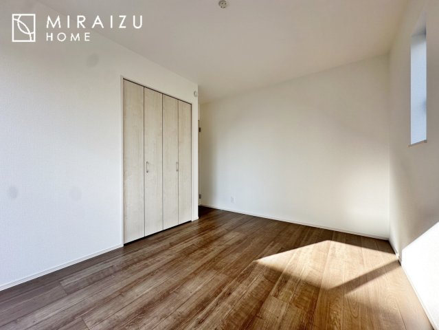 【寝室】 | 建物完成につき、実際のお部屋をごゆっくりご見学いただけます。お休みの日にご家族で見学はいかがでしょう。