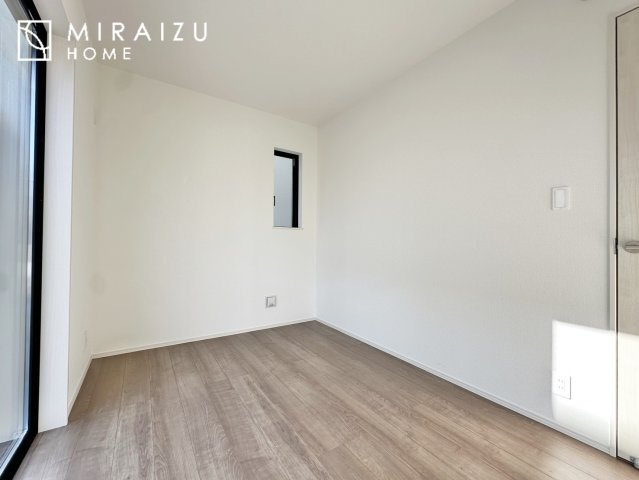 【洋室】 | 日当たりの良いお家は嬉しいですよね。それぞれ価値観が分かれる箇所です、実際に内覧して日当たりの心地よさをご体感下さいね♪