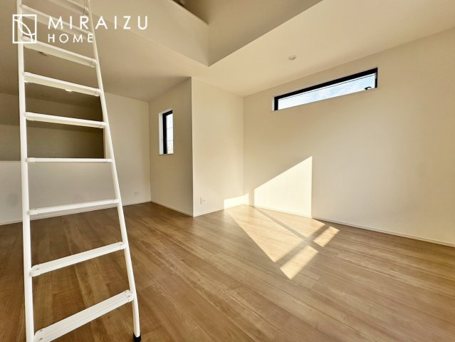 【居間・リビング】 | お子さんが宿題をしたり、ちょっとした作業もできる、家族みんながそれぞれの時間を過ごせるリビングです。