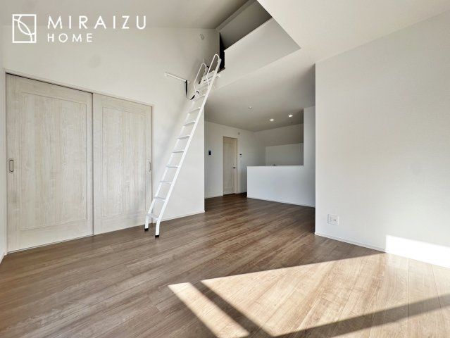 【居間・リビング】 | 食事を取るスペースもリラックスしてくつろげるスペースもお子さんが勉強するスペースも兼ね備えたリビングダイニング。