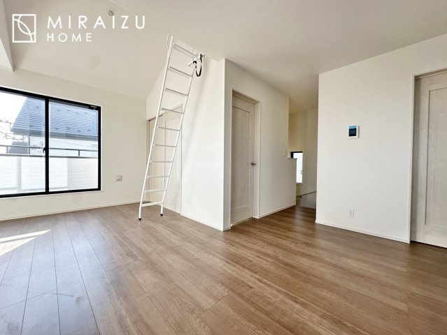 【居間・リビング】 | 窓が多いと温かな太陽の光と心地いい風が室内へと入ります。家族が集まるリビングは明るく過ごしやすいつくりです。窓が多いお家は住みやすい証です。