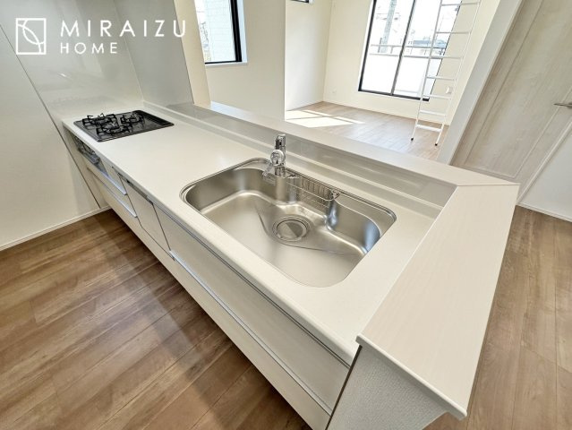 【キッチン】 | 収納に様々な工夫がされていて出しやすく片付けやすい、散らかりにくいキッチンになっています！人工大理石の天板や深型シンクなど、デザイン性と機能性を兼ね備えているので見せたいキッチンになっています。