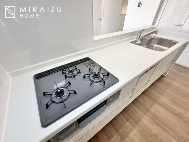 【キッチン】 | 広々としたキッチンは大きな深型シンク、3口コンロ、換気扇、大きなお鍋から小物まで取り出しやすさを考えられた引き出し収納の付いたシステムキッチンです。