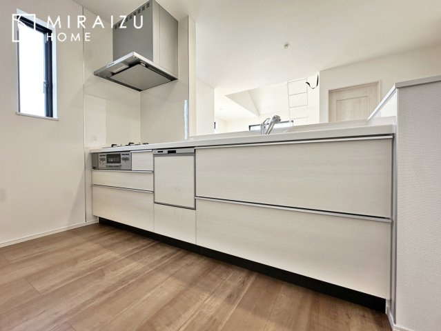 【キッチン】 | 収納力と機能性を備えたシステムキッチン。圧力鍋や大きなフライパンなどの調理器具から調味料など幅広く収納し、お料理のしやすいつくりになっています。