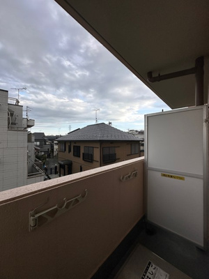 【バルコニー】 | アクティ宮崎台 | バルコニーは南東向きなので、晴れた日のお洗濯物は朝からよく乾きそう☆お洗濯物を干したり、気分転換をするにもおすすめです☆