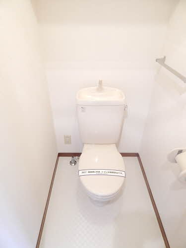 スリーゼ【キャッシュバック対象】のトイレ|落ち着いた色調のトイレです