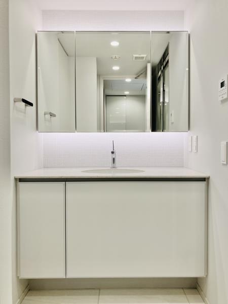 三田ガーデンヒルズ　サウスヒルの洗面所|明るい洗面所です