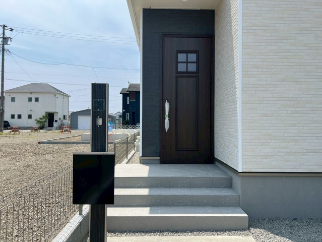 焼津市石津　新築住宅のエントランス