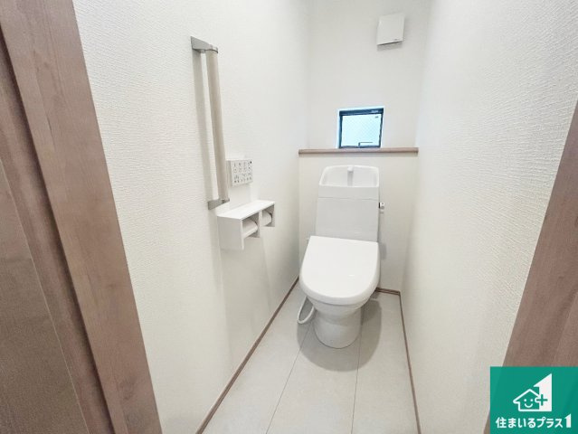 尼崎市西難波町　新築一戸建てのトイレ|1・2階の2ヶ所にあるので、朝の忙しい時間の順番待ちもなく、深夜の利用にも大変便利です。