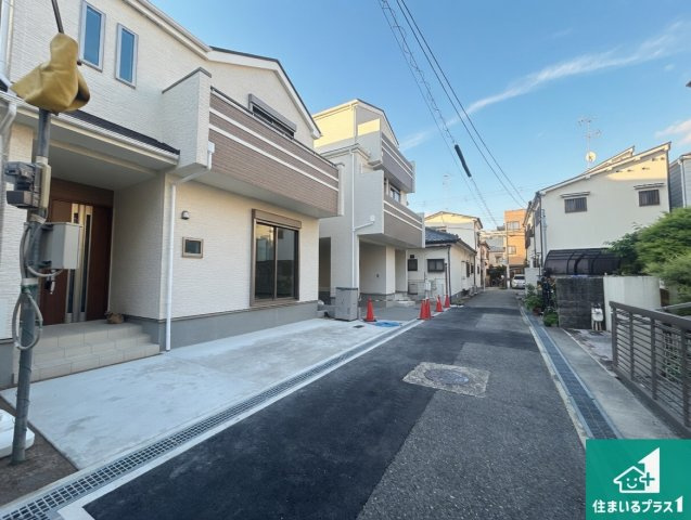 尼崎市西難波町　新築一戸建ての前面道路含む現地写真|周辺は閑静な住宅街！前面道路広々で車の出し入れも便利です。駐車が苦手な方でも安心して車庫入れできます！