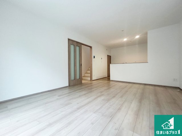 尼崎市西難波町　新築一戸建ての居間・リビング|シンプルなリビングは、観葉植物等のインテリアを楽しめますね！パパ好みにも、ママ好みにも家具次第で雰囲気を変えることができます！