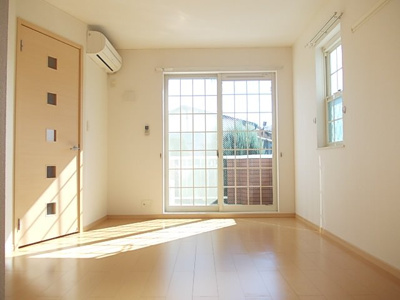 【居間・リビング】 | ジョイ・キープ・クニヤンⅡ | こちらの居間で趣味の時間をお楽しみください