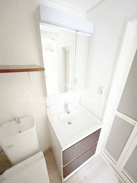 横浜市戸塚区戸塚町のアパートの洗面所|明るい洗面所です