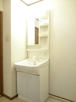 【洗面所】 | サンシャインＡ | 明るい洗面所です