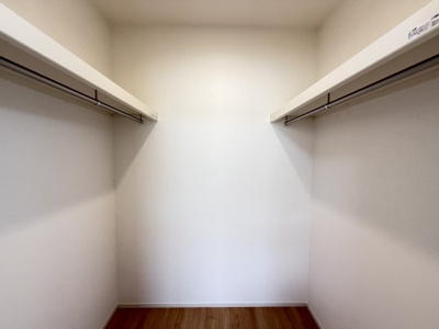 【収納】 | 読谷村喜名Ⅱ（全11棟）D号棟 | D号棟　洋室7.5帖＋WIC付き♪