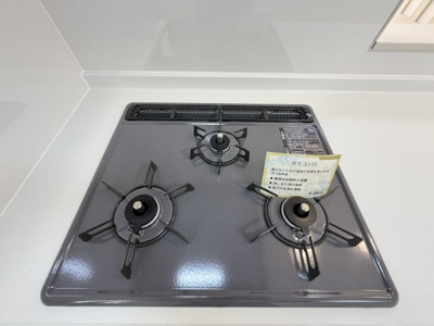 【キッチン】 | 読谷村喜名Ⅱ（全11棟）D号棟 | D号棟　三口コンロ♪