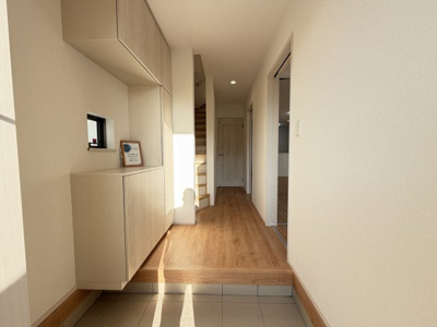 【玄関】 | 読谷村喜名Ⅱ（全11棟）D号棟 | D号棟　十分な収納付き玄関♪