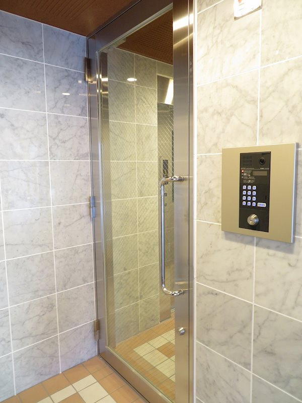 ロイヤル東日暮里1のエントランス