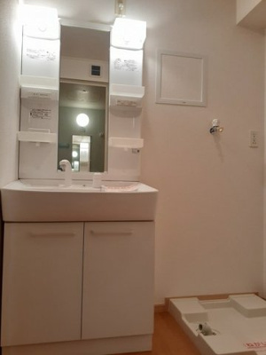 【洗面所】 | ブラーレン | 脱衣スペースもあります