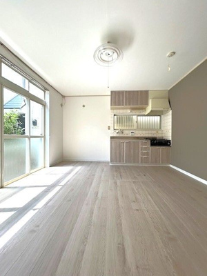 【居間・リビング】 | 中宗岡1丁目戸建 | ゆったりとしたリビングです