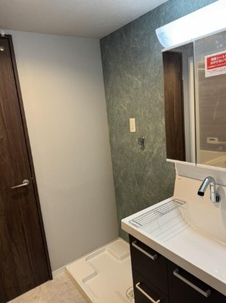 日商岩井太子橋マンションの内装|洗濯機置き場　シャワー付き洗面化粧台
■物件内覧・資金計画相談・住宅ローン相談、リフォーム相談、お問合せ受付中■
※当日・翌日のご内覧、ご相談はお電話でのお問合せがスムーズです！