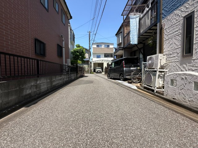 入間郡三芳町大字藤久保の中古一戸建の前面道路含む現地写真
