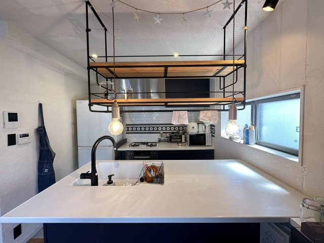 入間郡三芳町大字藤久保の中古一戸建のキッチン|人造大理石トップのシステムキッチン