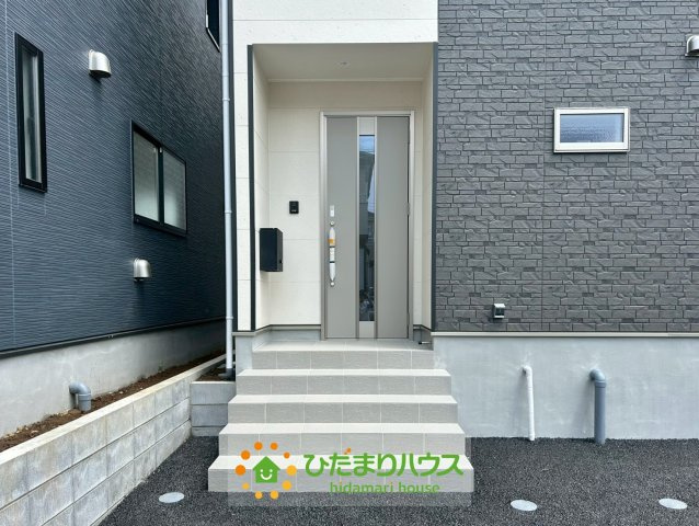 加須市南町第3　新築一戸建て　02　クレイドルガーデンの玄関