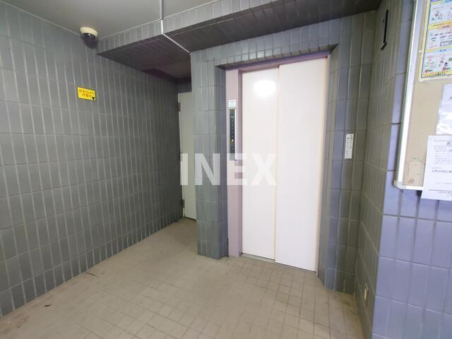 横浜市南区新川町２丁目の賃貸マンションのエントランス