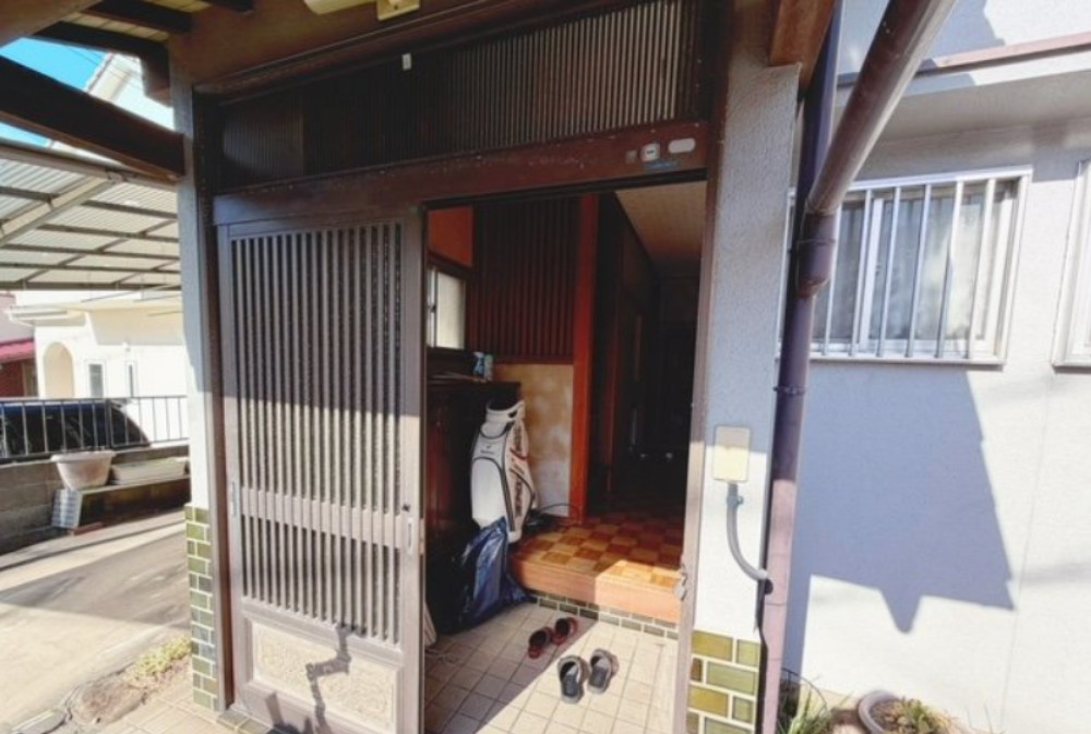 明石市魚住町西岡　中古戸建のエントランス|●年中無休：当日予約可●玄関ドアは引き戸でお子様も安心です♪窓もあり明るい空間になります！