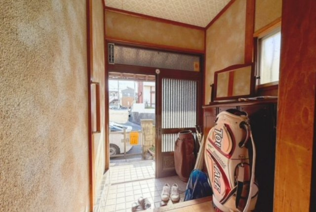 明石市魚住町西岡　中古戸建の玄関|●年中無休：当日予約可●シューズボックスございますのでご家族でご利用いただけます