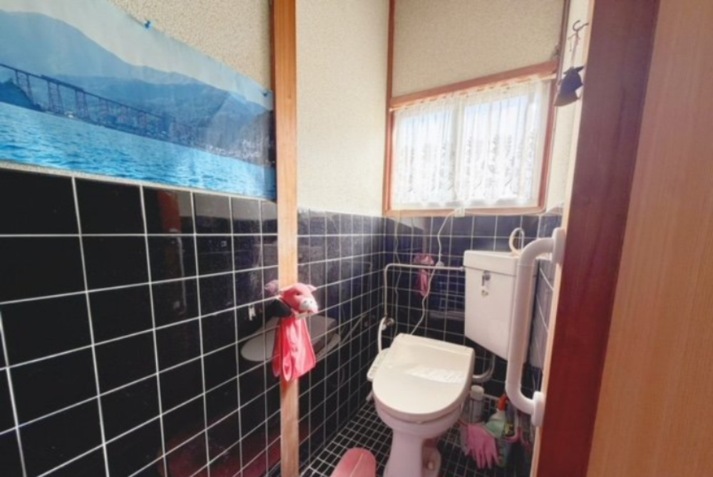 明石市魚住町西岡　中古戸建のトイレ|●年中無休：当日予約可●1階ウォシュレット機能付きトイレになります。小窓付きで換気良好です！