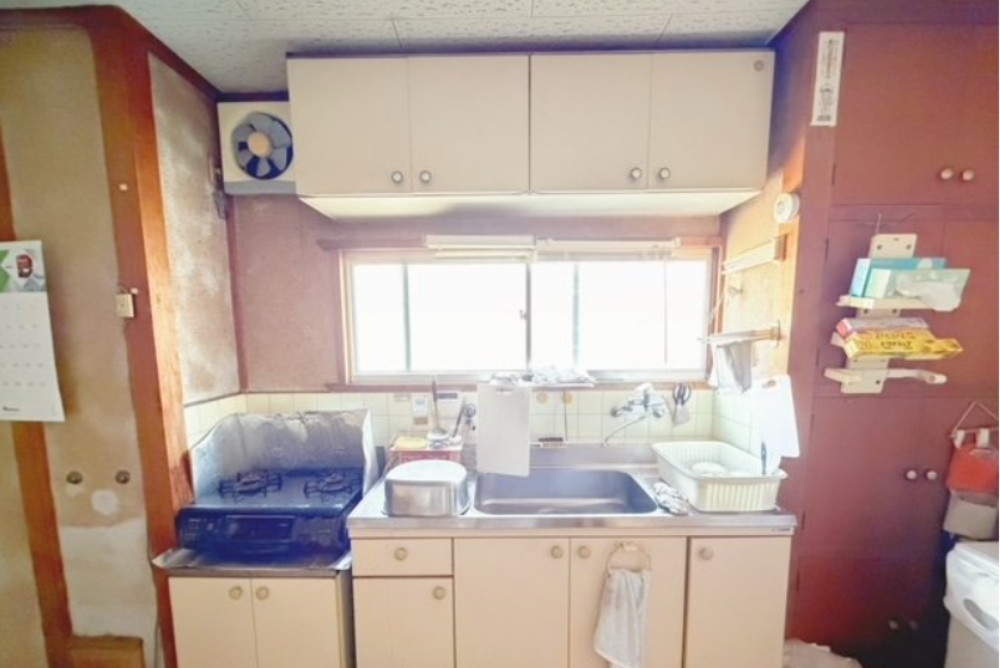 明石市魚住町西岡　中古戸建のキッチン|●年中無休：当日予約可●キッチンになります。上部には収納スペースになっており、大変便利です。