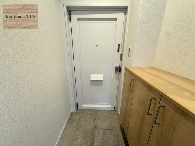 クローバーハイツ森小路3号棟の玄関