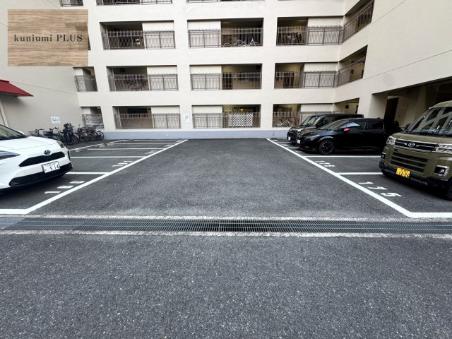 クローバーハイツ森小路3号棟の駐車場