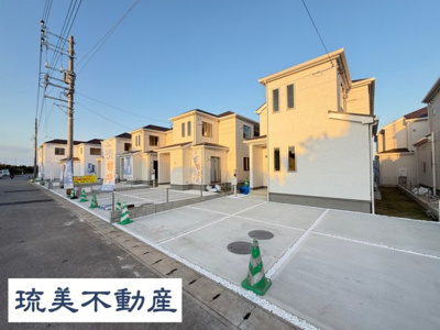 【外観】 | 読谷村喜名Ⅱ（全11棟）F号棟 | F号棟　並列駐車3台完備♪