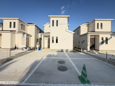 【外観】 | 読谷村喜名Ⅱ（全11棟）F号棟 | F号棟　並列駐車3台完備♪