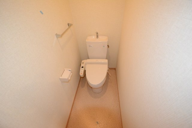 温水洗浄便座機能付きトイレです