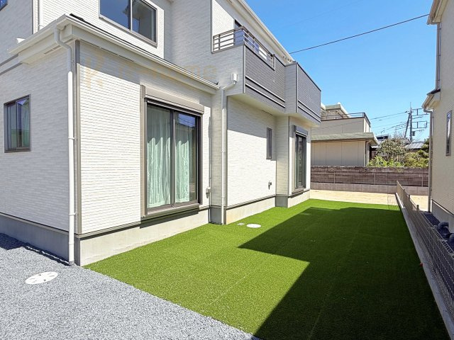 水戸市堀町　新築戸建て　A号棟の庭|お家時間を満喫できる日当たりの良いお庭！人工芝でお手入れラクラクです♪