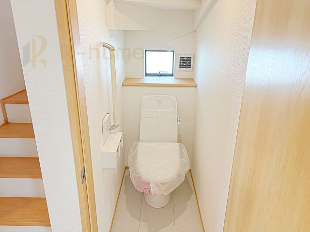 水戸市堀町　新築戸建て　B号棟のトイレ|温水洗浄便座付きのトイレ。
トイレが２ヵ所設置で朝の忙しい時間でも安心です。
