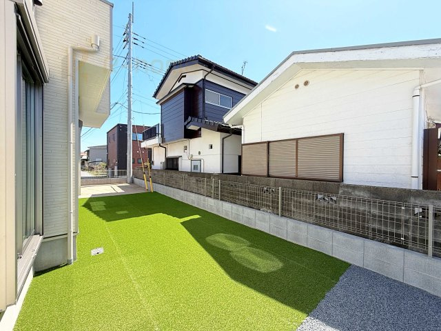 水戸市堀町　新築戸建て　B号棟の庭|日当たりの良いお庭でお家時間を満喫！人工芝でお手入れラクラクです♪