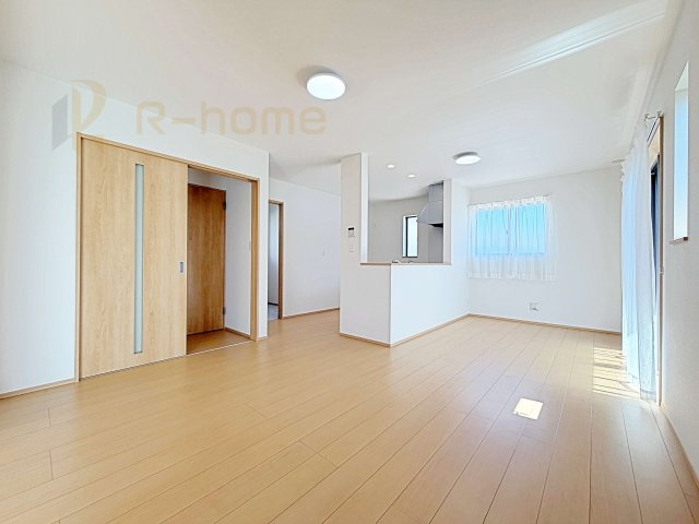 水戸市堀町　新築戸建て　B号棟の居間・リビング|広くて明るいＬＤＫ♪ ゆったりくつろげるリビングスペースで、ご家族皆様の笑顔が溢れます。