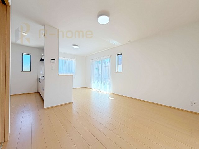 水戸市堀町　新築戸建て　B号棟の居間・リビング|たっぷりの陽光が注ぎ込む明るいリビング♪隣接の洋室を開放すると更なる大空間に変身♪