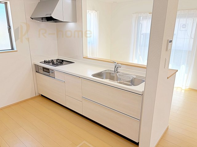水戸市堀町　新築戸建て　B号棟のキッチン|料理をしながら家族とコミュニケーションが取れる対面式システムキッチン。