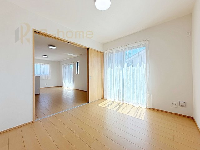 水戸市堀町　新築戸建て　B号棟の洋室|1階洋室はゲストルーム、キッズスペースとしても利用可能♪
開放してリビングと繋げればゆとりの大空間！