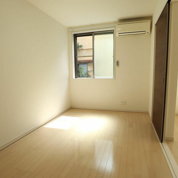 スクエアコートの寝室