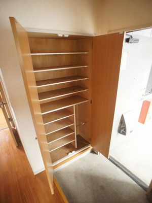 【その他】 | コーポラスビックツリーD | 大容量のシューズボックスです。