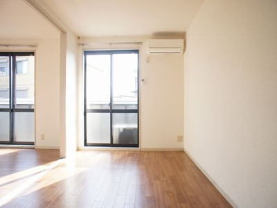 【居間・リビング】 | コーポラスビックツリーD | 快適に過ごせるエアコンが付いています♪